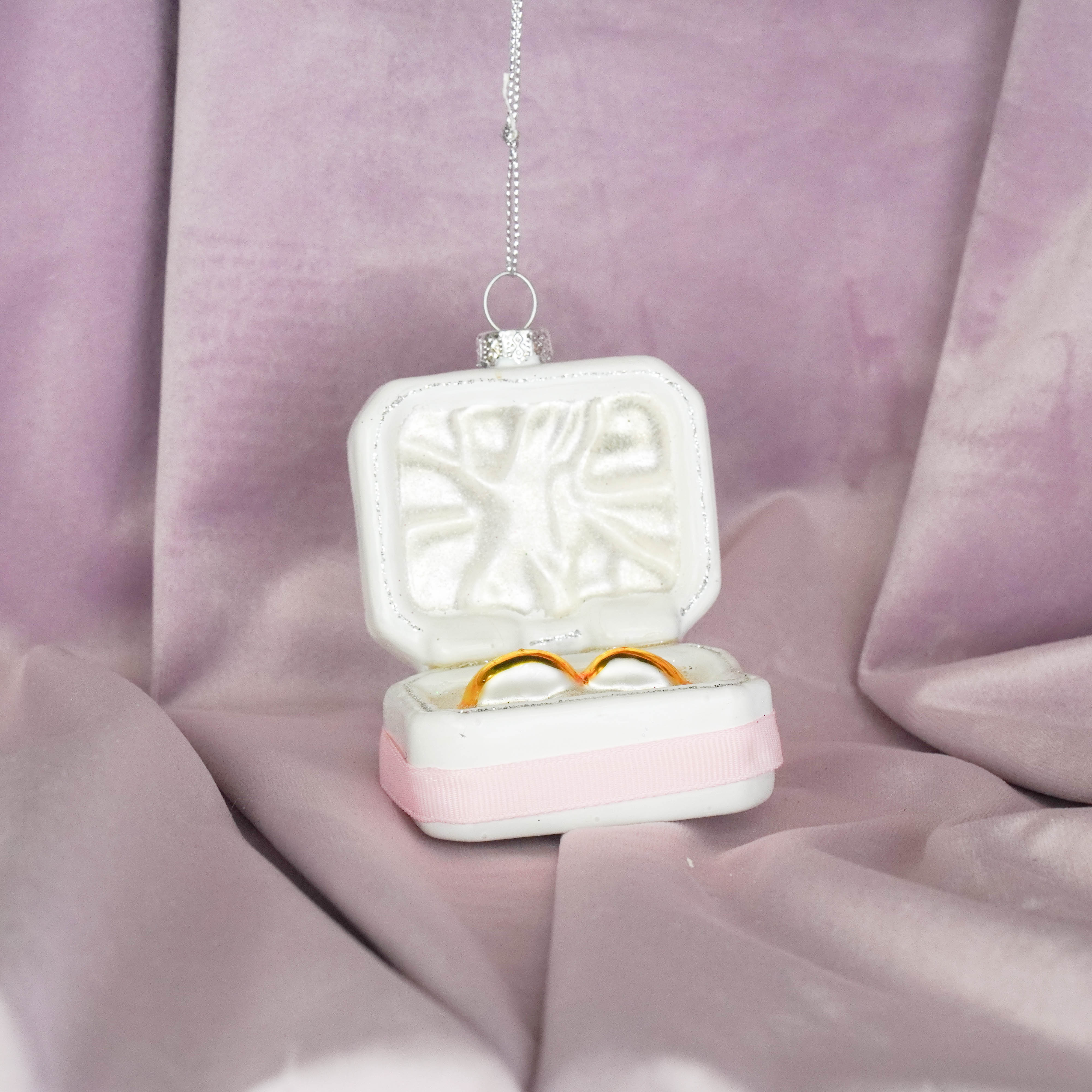 Kerstversiering - Kersthanger - Trouw Ringen in Doosje - Roze/ Wit/ Goud - Glas - 6,5x4,5x11cm