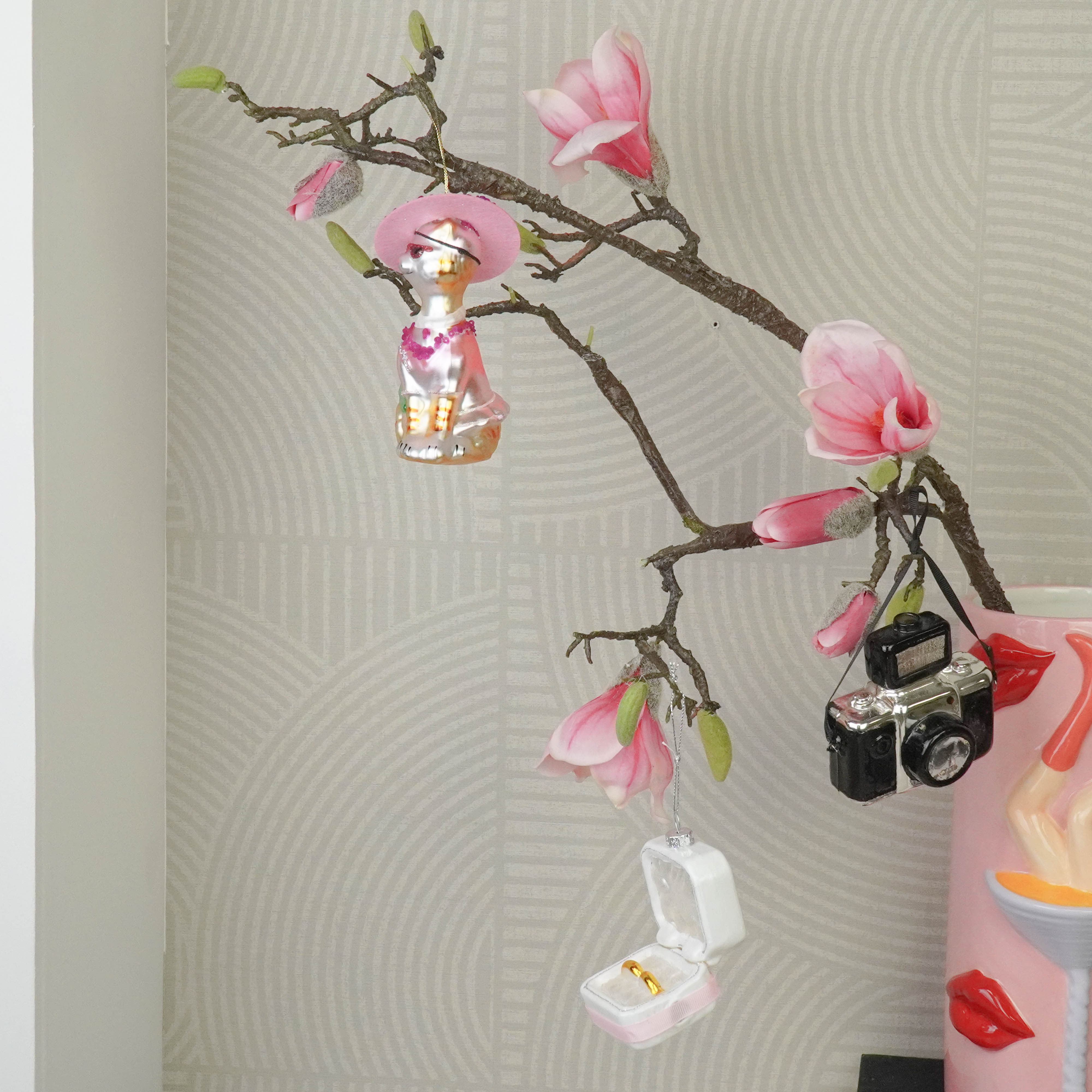Kerstversiering - Kersthanger - Trouw Ringen in Doosje - Roze/ Wit/ Goud - Glas - 6,5x4,5x11cm