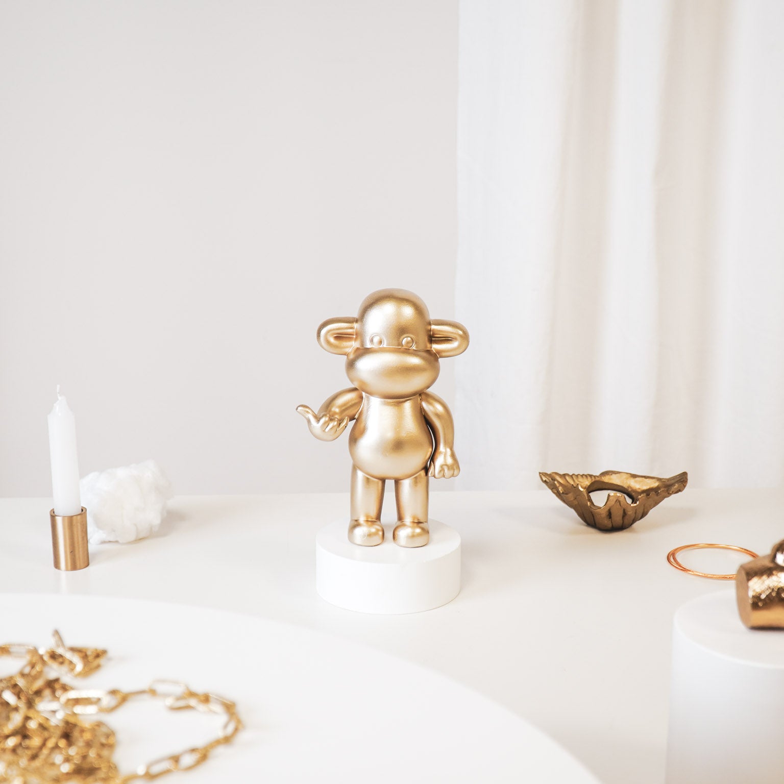 Ornament - Hang loose Aap Beeld 'The Legend' - Polyresin - Goud - 11x7x19cm