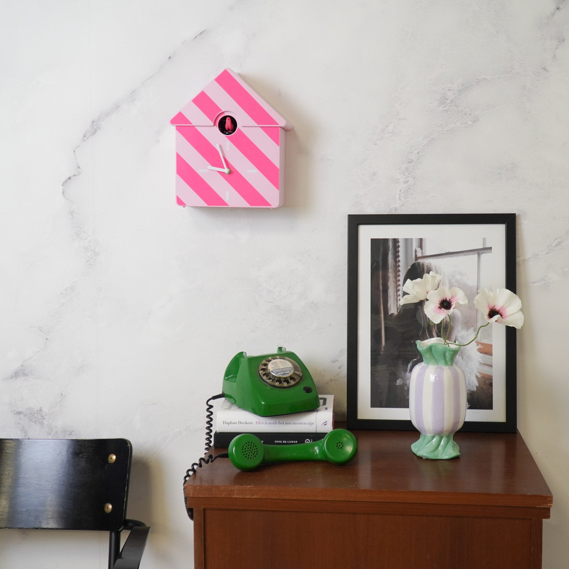 Klok- Wandklok Koekoeksklok - Gestreept Patroon- Licht roze / Neon Roze - 24x27x9cm