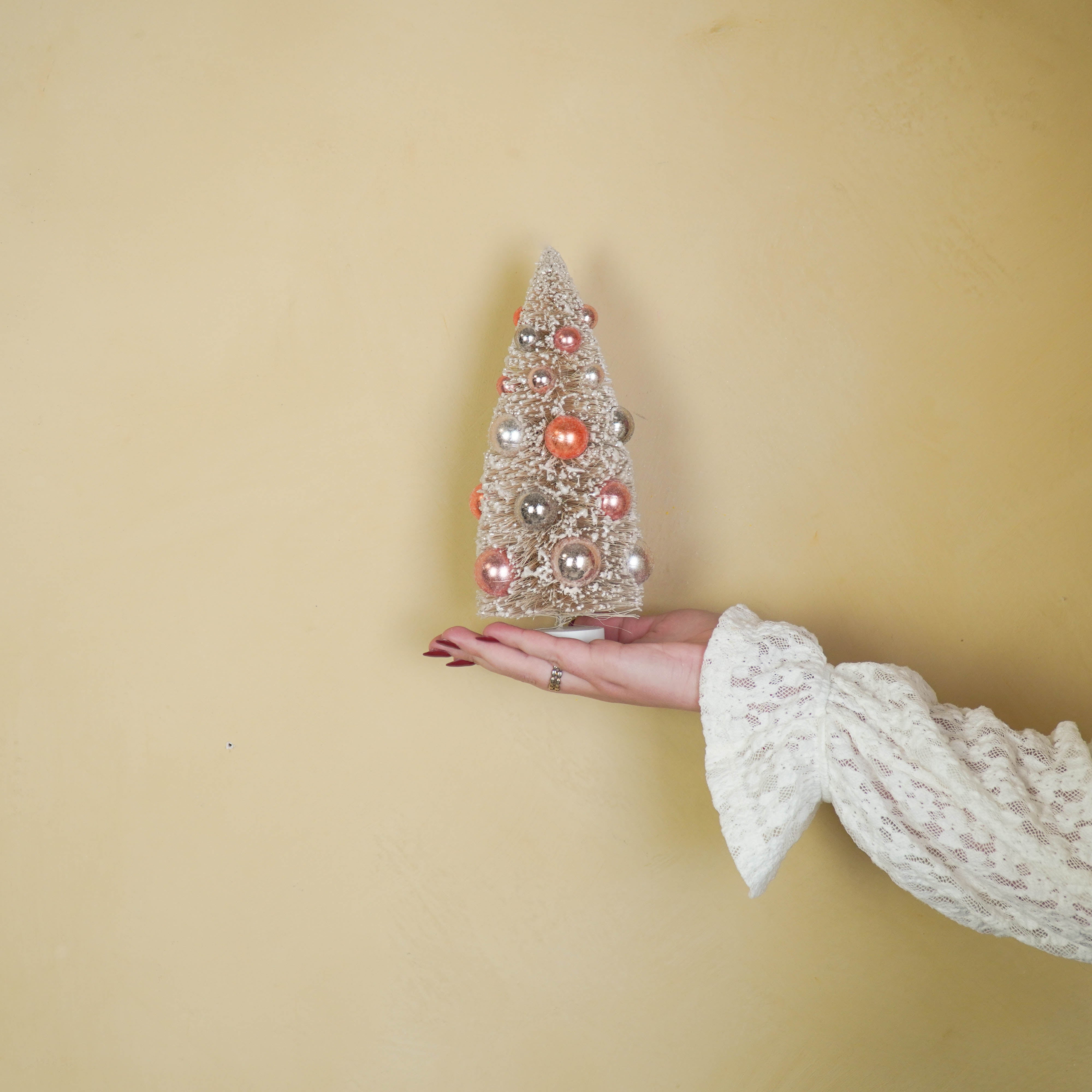 Kerst Decoratie - Kerstboom met gekleurde ballen - Sisal/ Kunststof - Taupe - 11x23cm