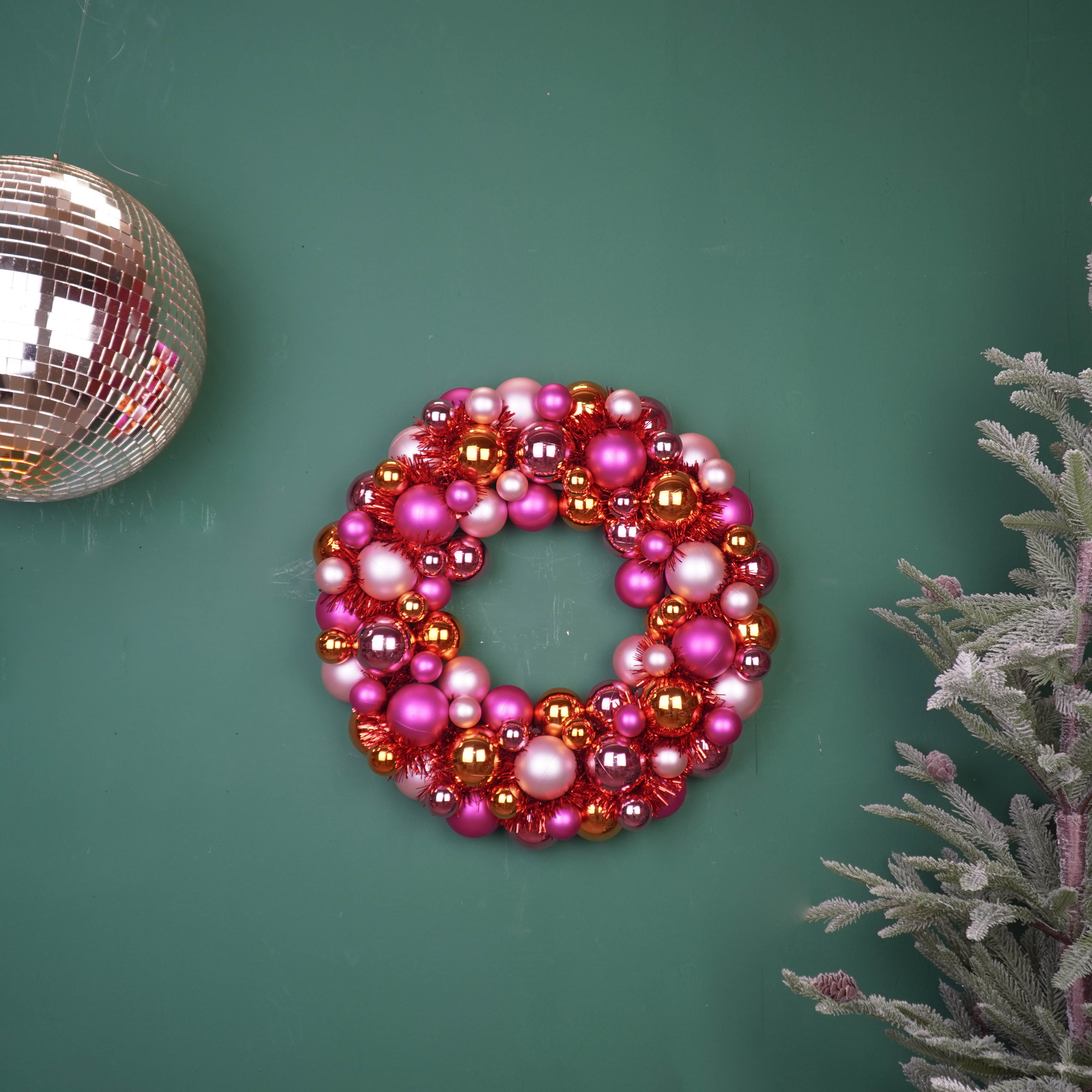 Kerstversiering - Kerst Krans Kerstballen - Kunststof - Roze/Oranje - 34x10 cm