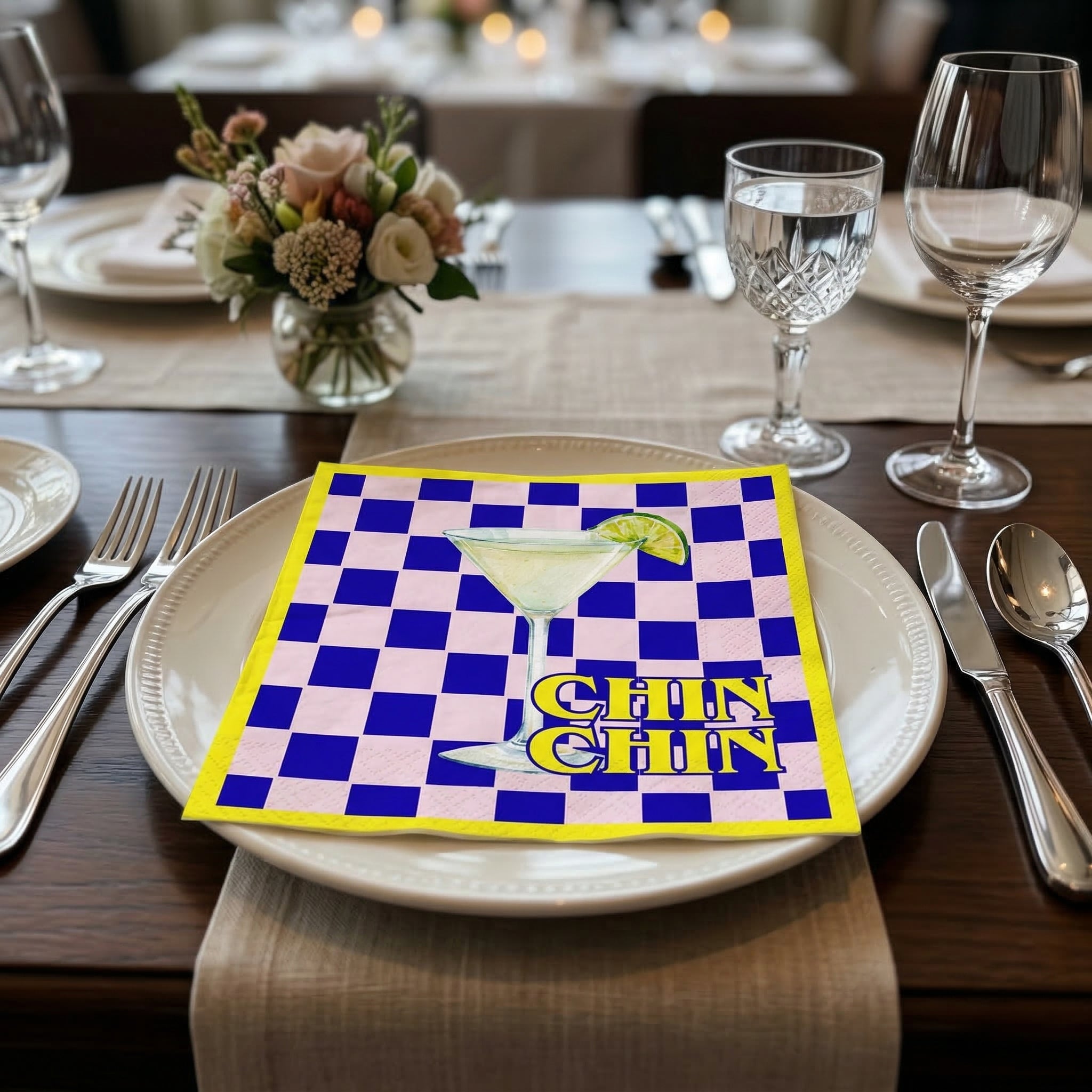 Papieren Servetten 33x33 cm – 3-LaPapieren Servetten - "Chin Chin" - Geel/Blauw/Roze - 3-Laags - FSC - 33x33 cm - 20 Stuksags – FSC –Geel/Blauw/Roze – 'Chin chin' – 20 Stuks