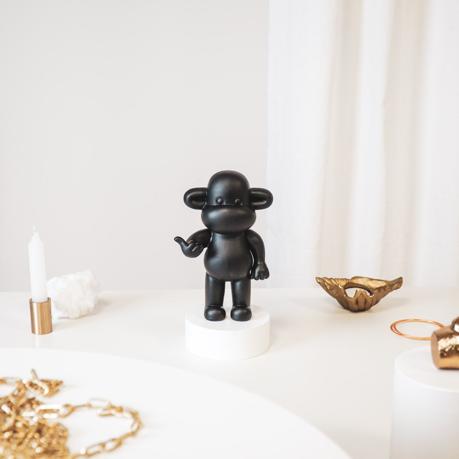 Ornament - Hang loose Aap Beeld 'The Legend' - Polyresin - Zwart - 11x7x19cm