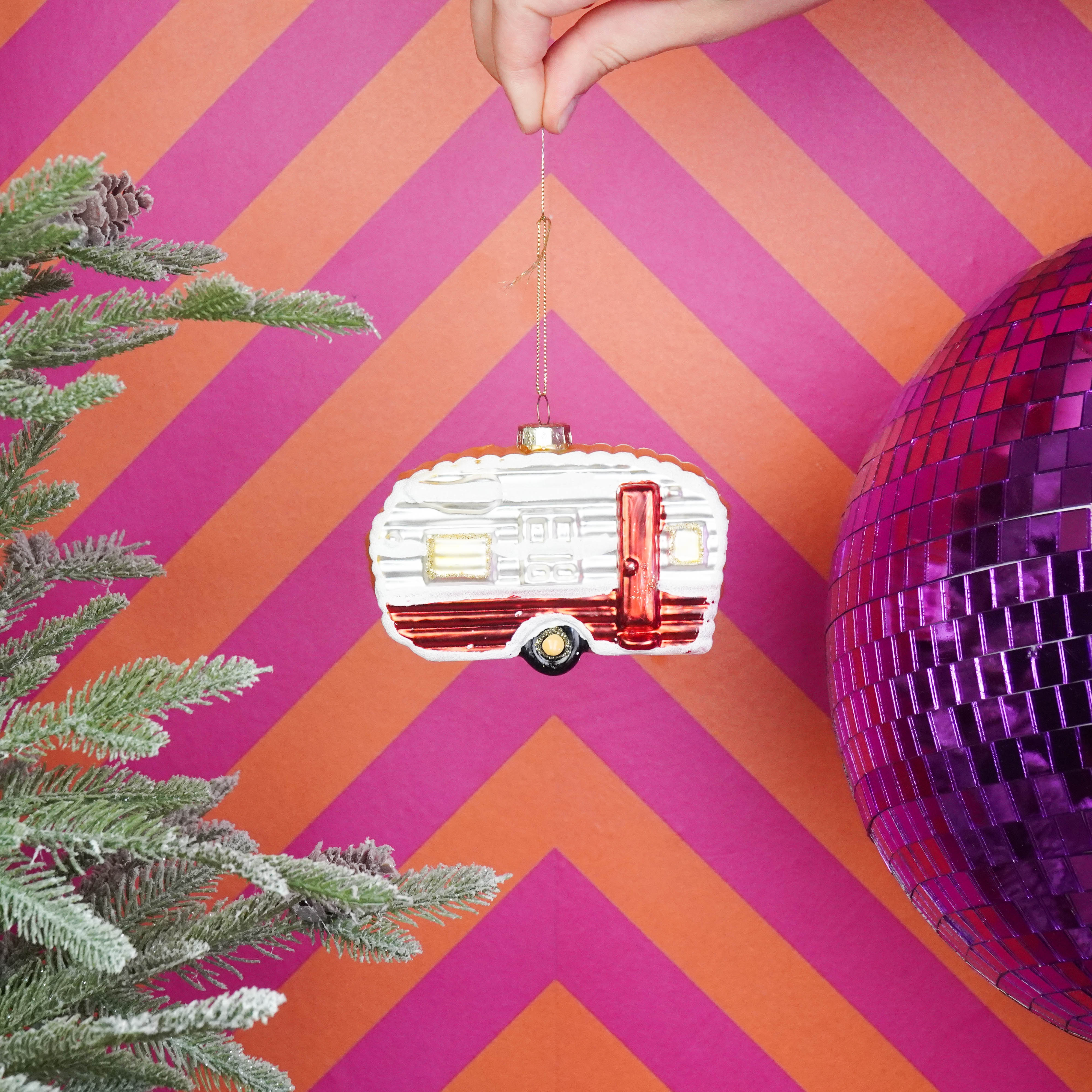 Kerstversiering -  Kersthanger - Caravan - Wit/ Rood  - Glas - 11,5x5x8cm