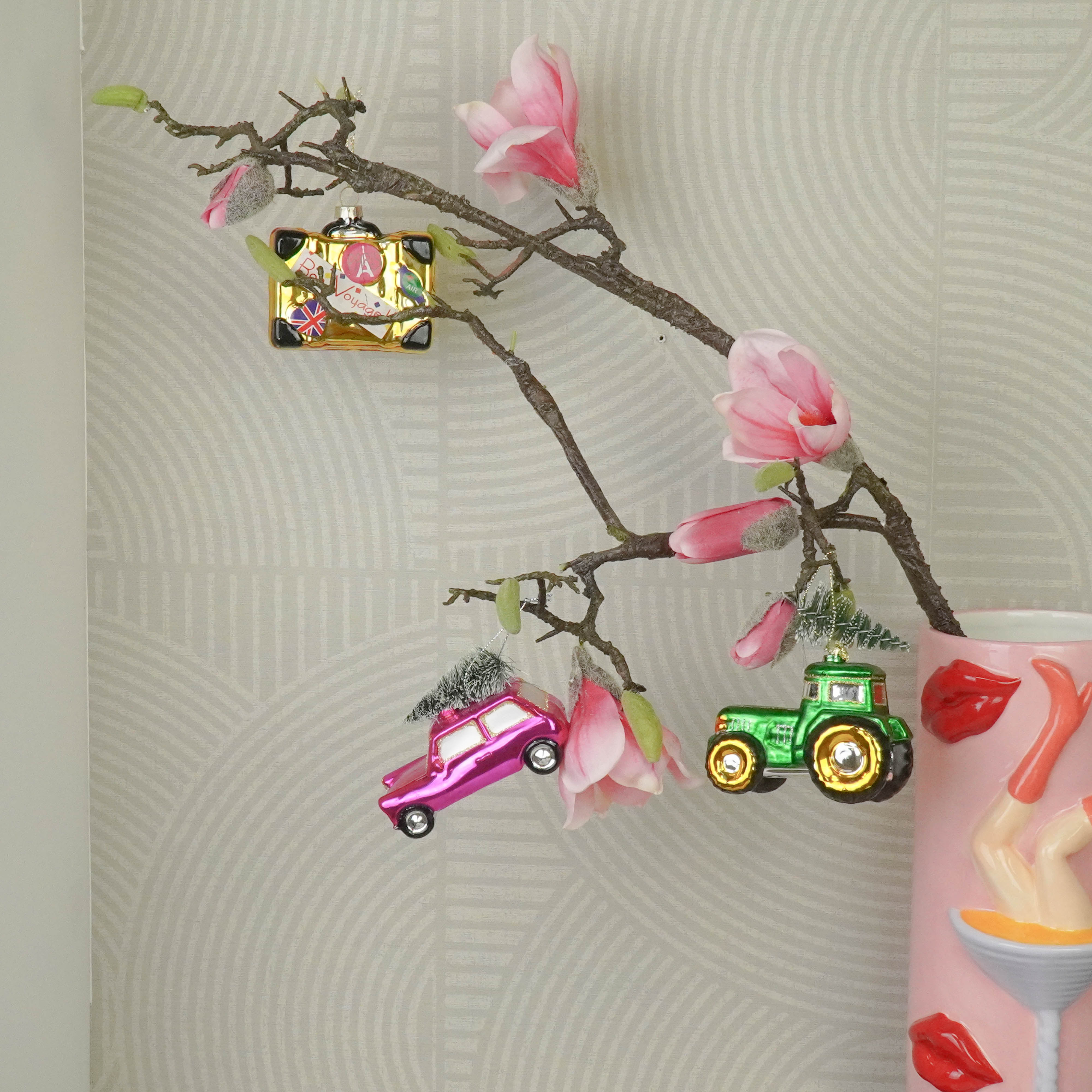 Kerstversiering -  Kersthanger - Roze auto met Kerstboom - Glas - 10x5x7cm
