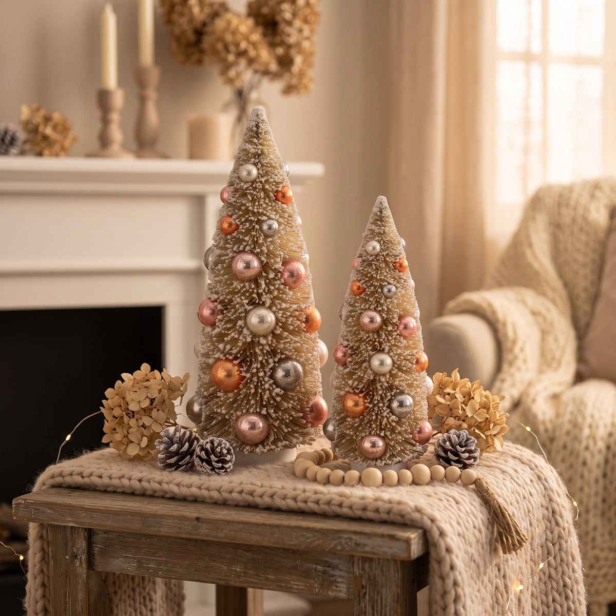 XMAS- Set van 2 Beige Kunst Kerstboompjes met gekleurde ballen -11x23 cm en 12,5 x 30 cm