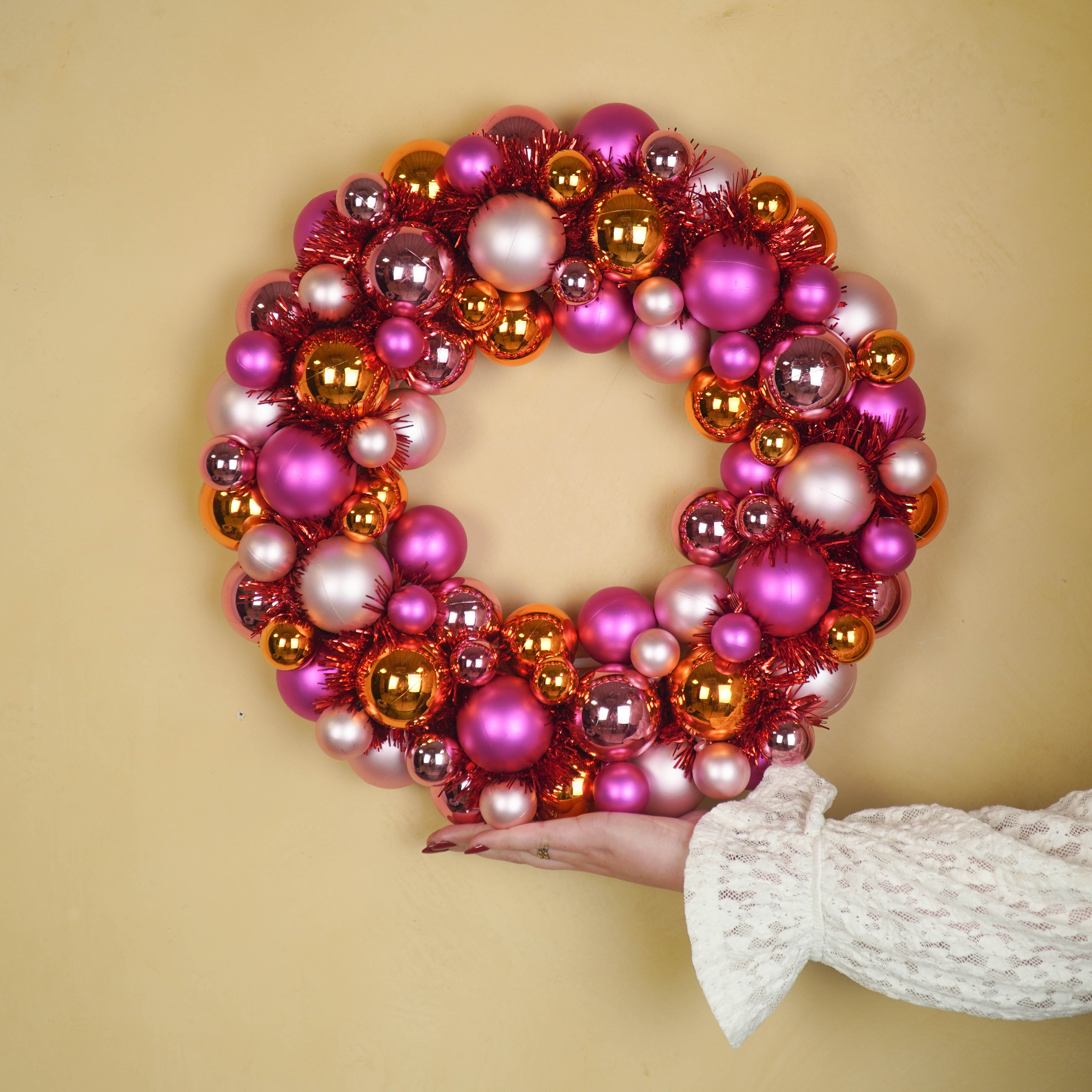 Kerstversiering -  Kerst Krans Kerstballen -  Kunststof - Roze/Oranje - 34x10 cm