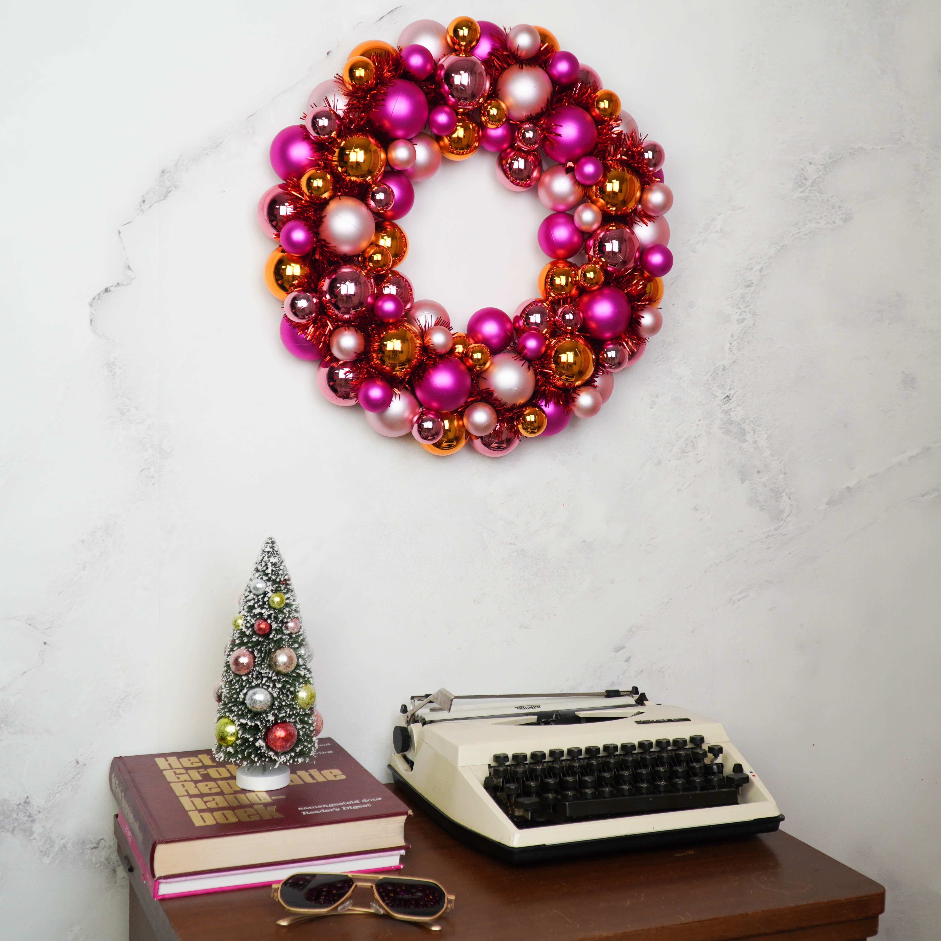 Kerstversiering -  Kerst Krans Kerstballen -  Kunststof - Roze/Oranje - 34x10 cm